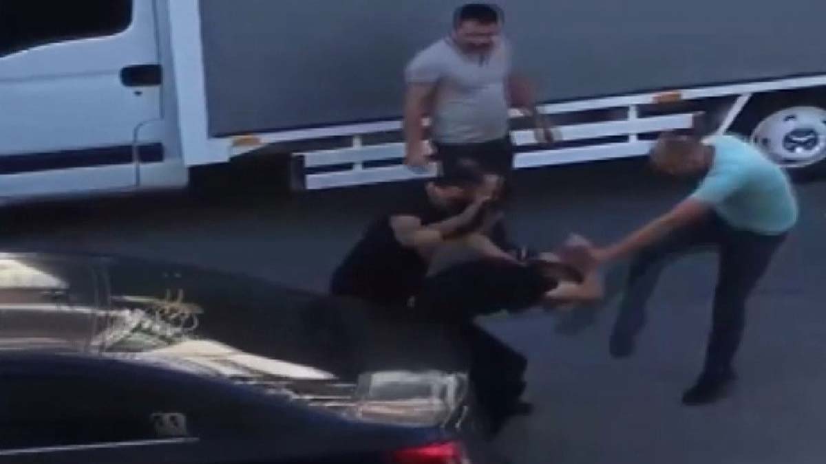 Taksici tartıştığı yolcuyu arkadaşıyla dövdü