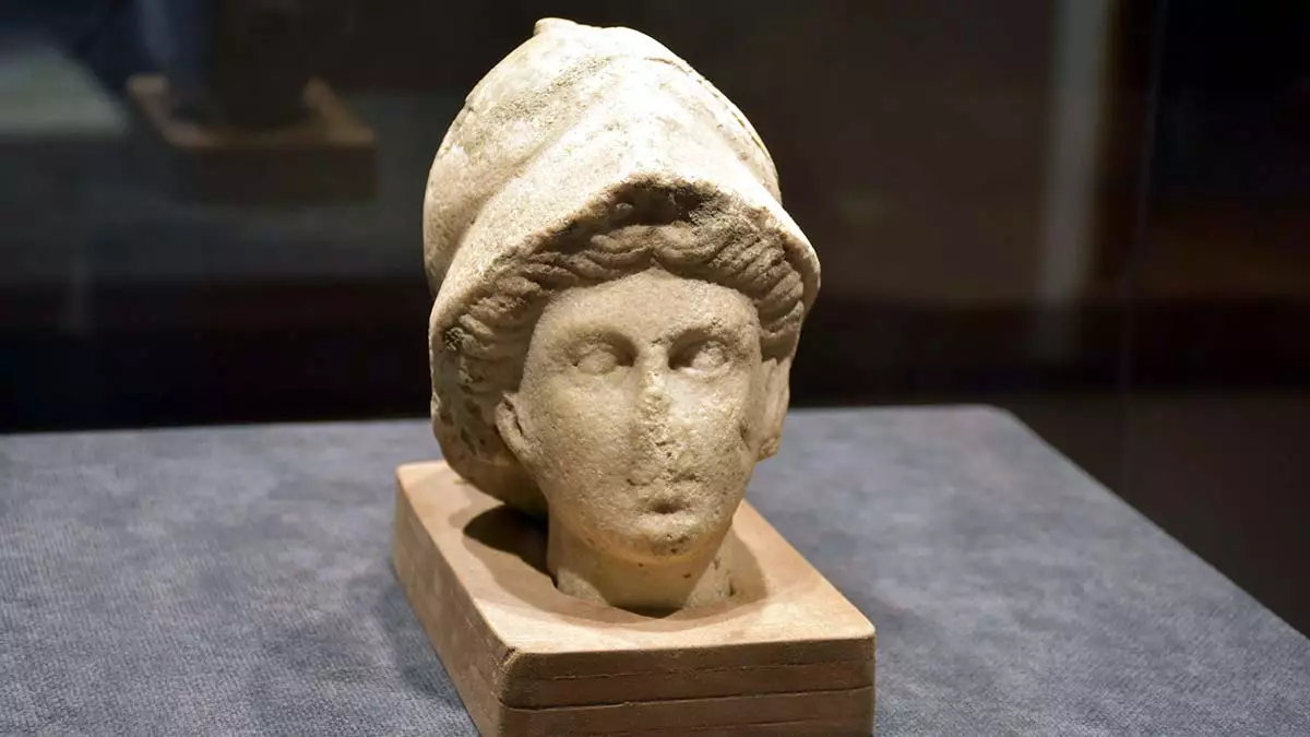 Tanrıça 'athena'nın heykel başı sergiye çıktı