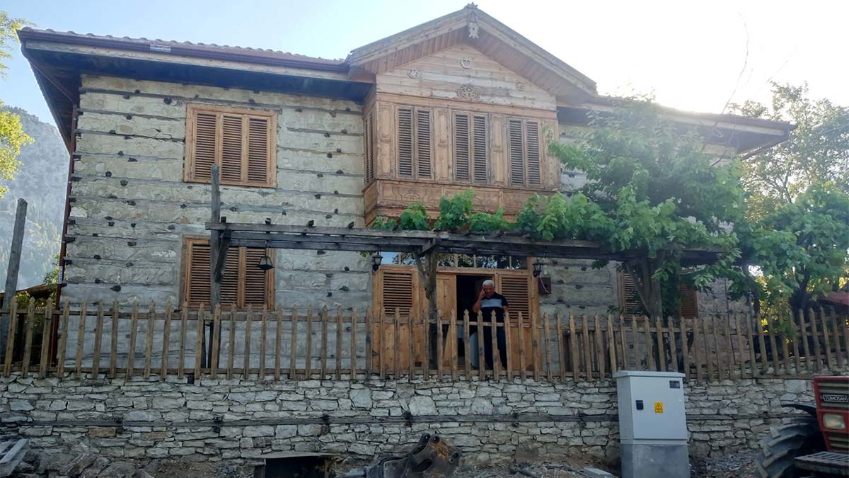 Tarihi konağın önündeki trafo kaldırılacak