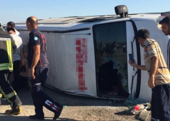 Tarım işçilerini taşıyan minibüs devrildi: 21 yaralı