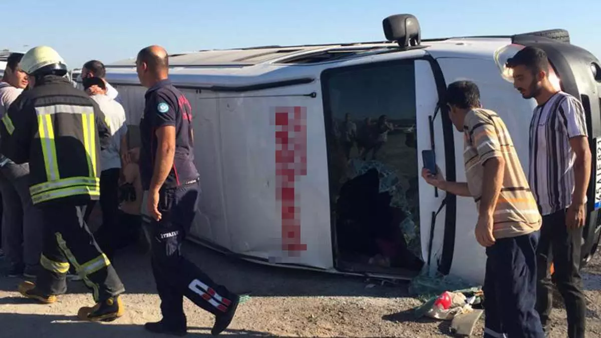 Tarım işçilerini taşıyan minibüs devrildi: 21 yaralı