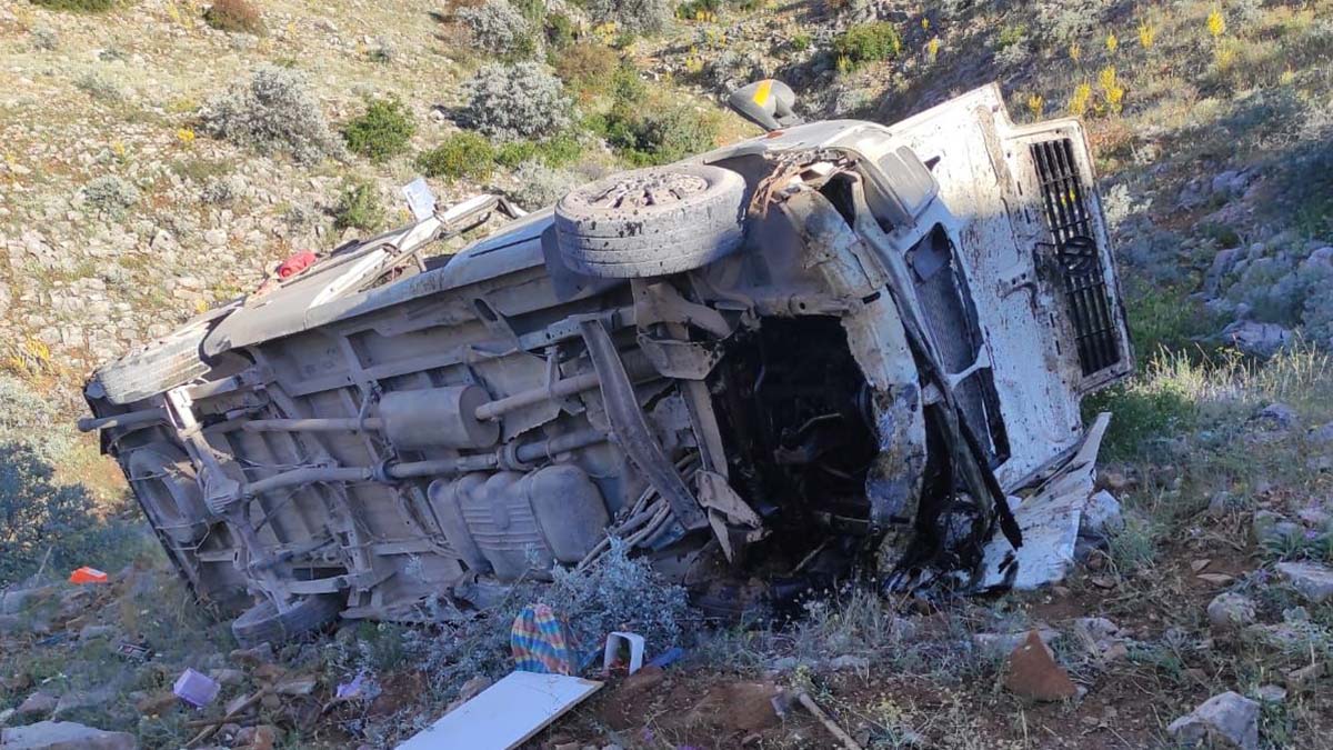 Tarım işçilerinin minibüsü devrildi: 2 ölü, 17 yaralı