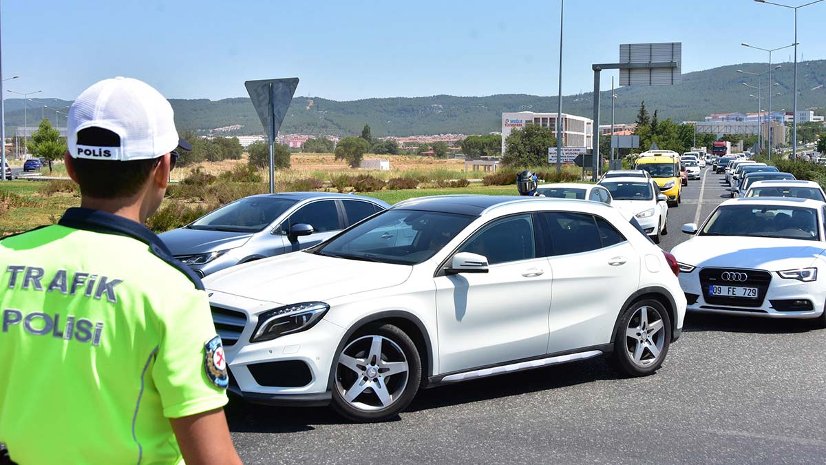 Tatilcilerin dönüşü Muğla'da araç kuyruğu oluştu