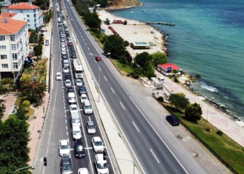 Tekirdağ girişinde kilometrelerce araç kuyruğu