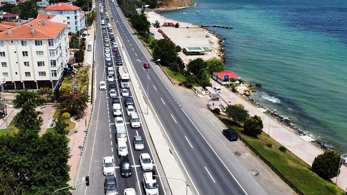 Tekirdağ girişinde kilometrelerce araç kuyruğu
