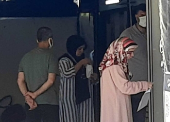 Test için hastaneye gelenlerin maske umursamazlığı