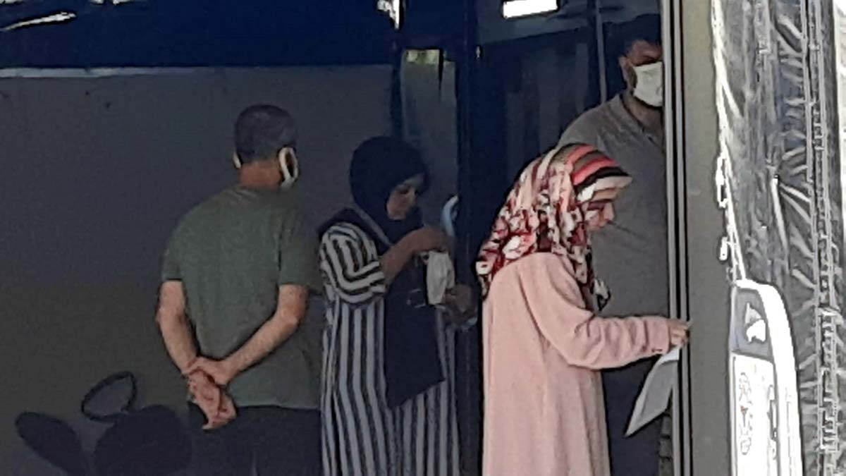 Test için hastaneye gelenlerin maske umursamazlığı