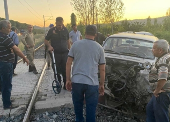 Trenin çarptığı otomobil hurdaya döndü