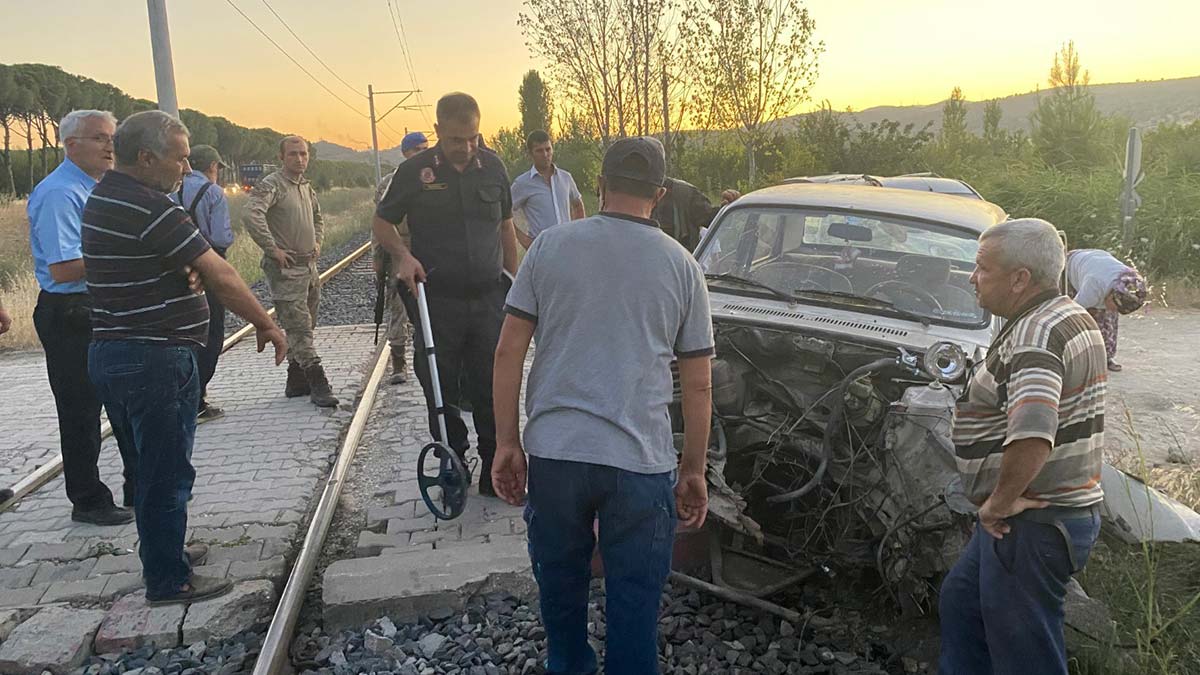 Trenin çarptığı otomobil hurdaya döndü