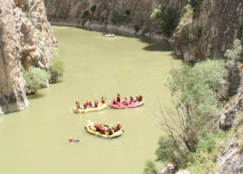 Turistlerin Karasu Nehri'nde rafting keyfi