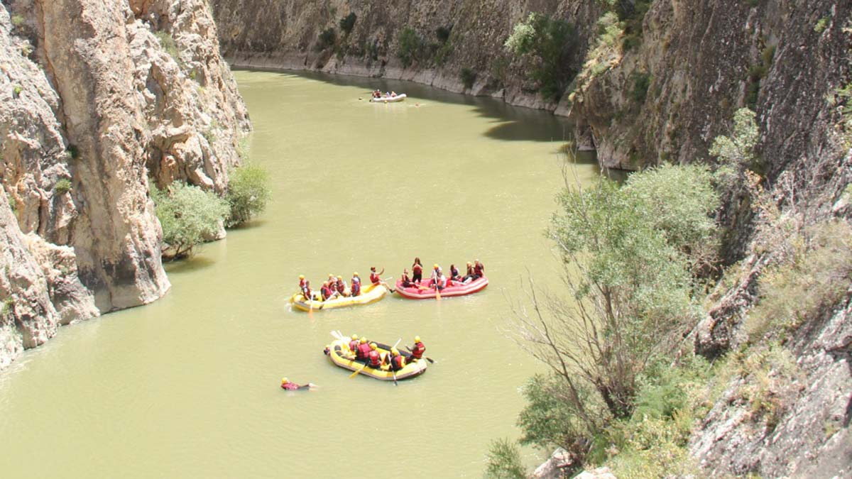 Turistlerin Karasu Nehri'nde rafting keyfi