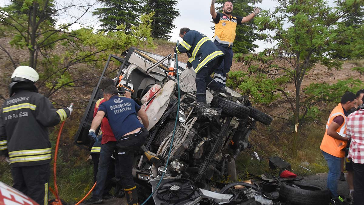 Turistlerin karavanı otomobille çarpıştı
