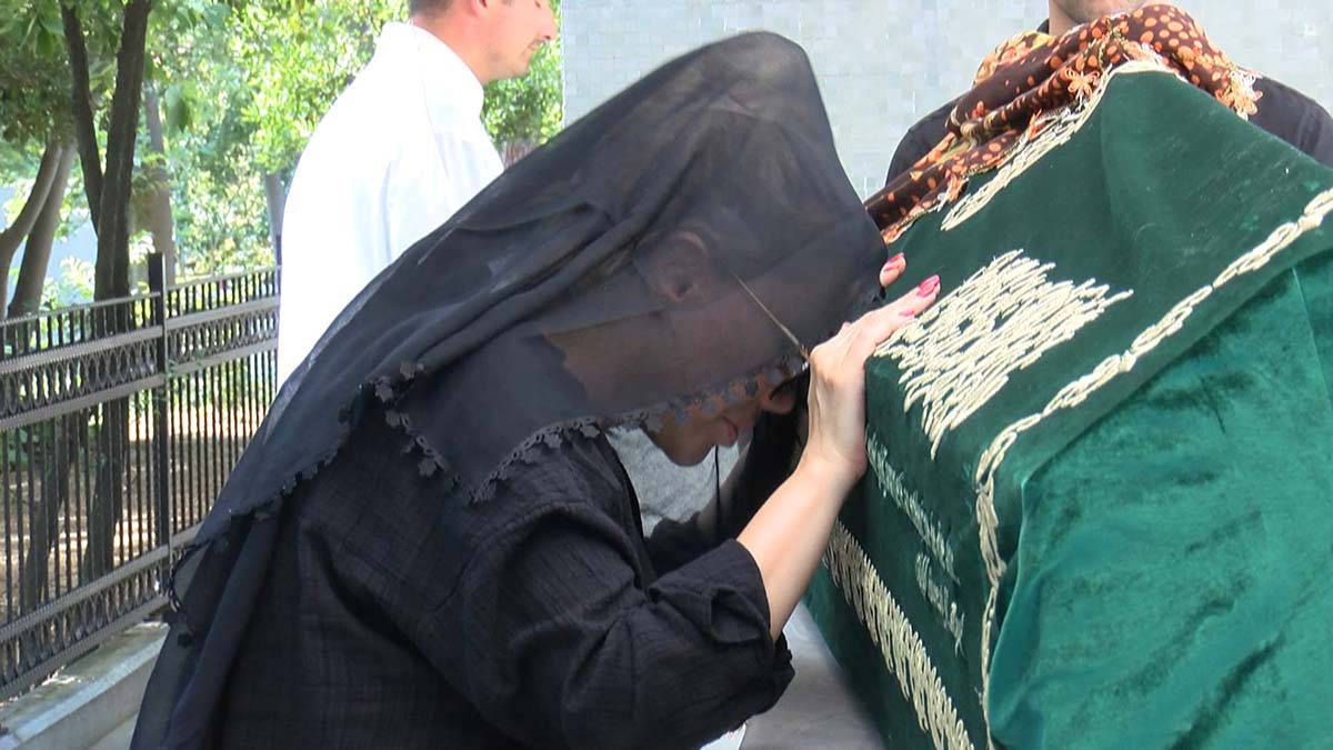 Türkücü Ceylan'ın ablası toprağa verildi