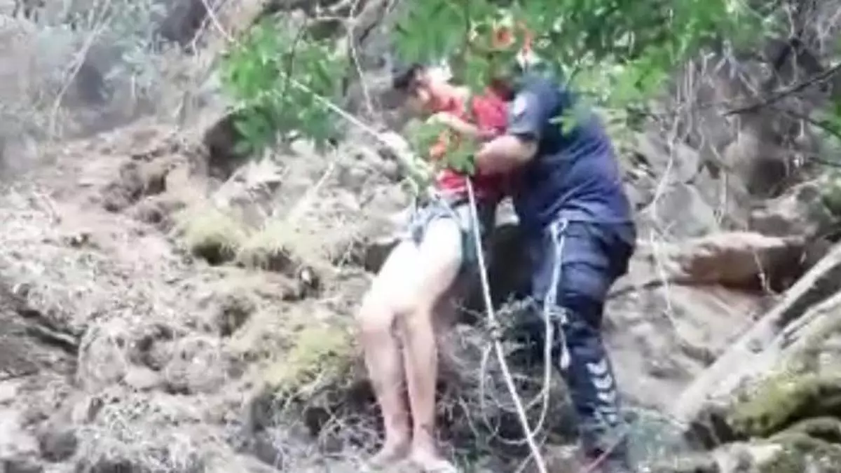 Uçurumdan düşen çocuk ağaca tutunarak kurtuldu