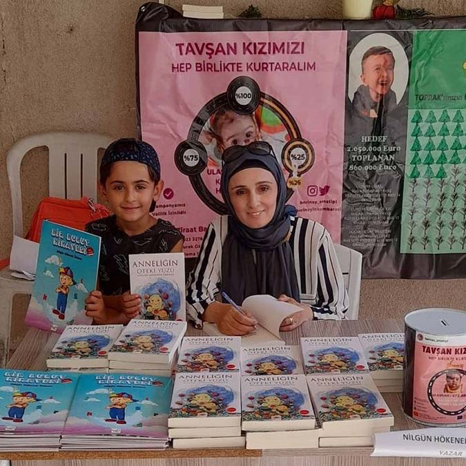 ‘Anneliğin Öteki Yüzü’ ve ‘Bir Bulut Hikayesi’ kitaplarının yazarı Nilgün Hökenek Ürkmez, özel çocuklara ve ebeveynlerine umut ışığı oldu. Karşısına çıkan tüm zorluklara meydan okuyan yazar başarı hikayesini bizlerle paylaştı.