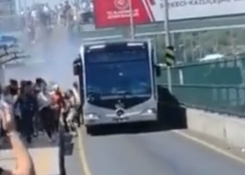 Üsküdar'da metrobüsten dumanlar yükseldi