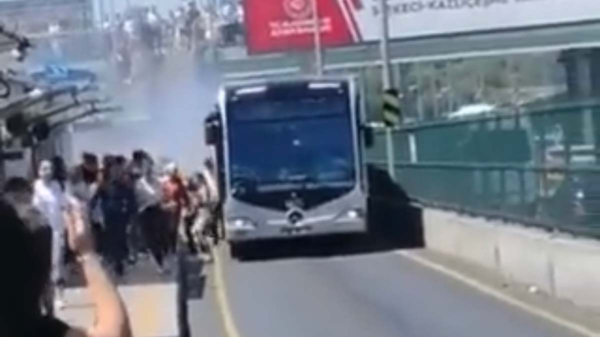 Üsküdar'da metrobüsten dumanlar yükseldi