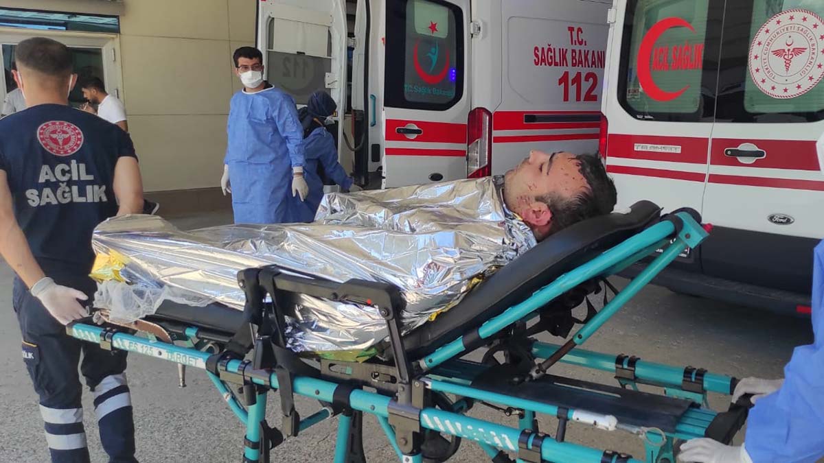 Üzerlerine kimyasal dökülen işçiler yaralandı