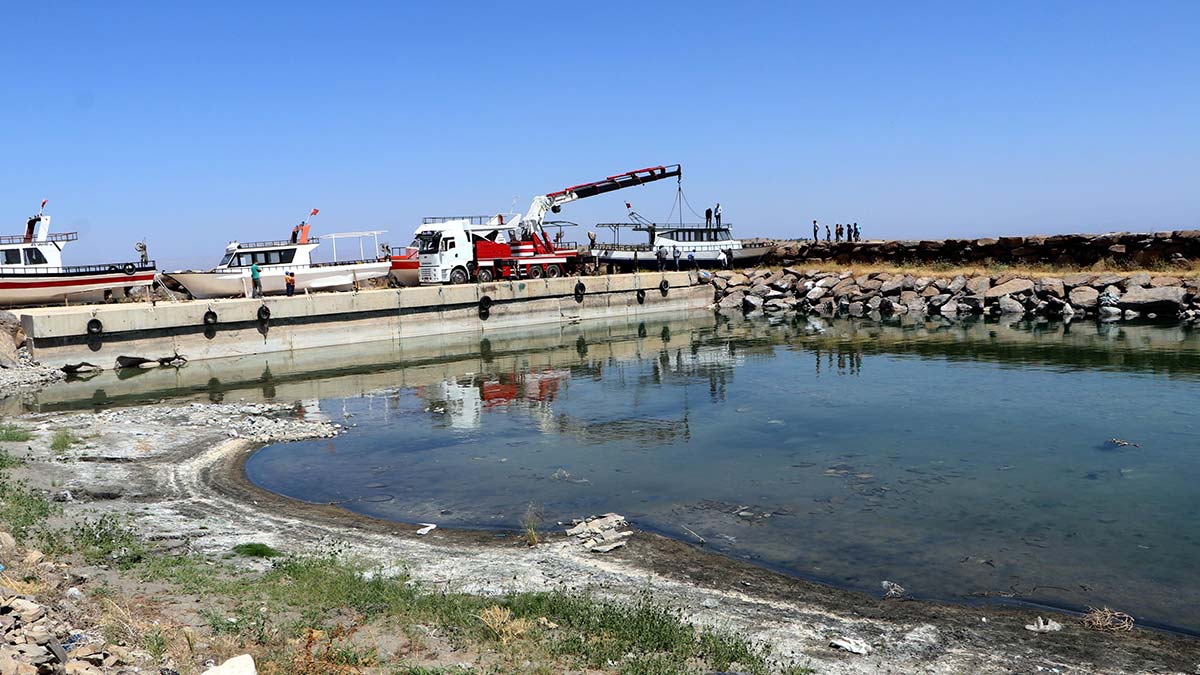 Van Gölü'ndeki çekilme, barınakları tehdit ediyor