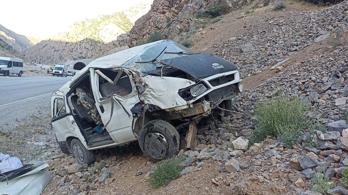Van'da işçilerin minibüsü devrildi: 2 ölü, 8 yaralı