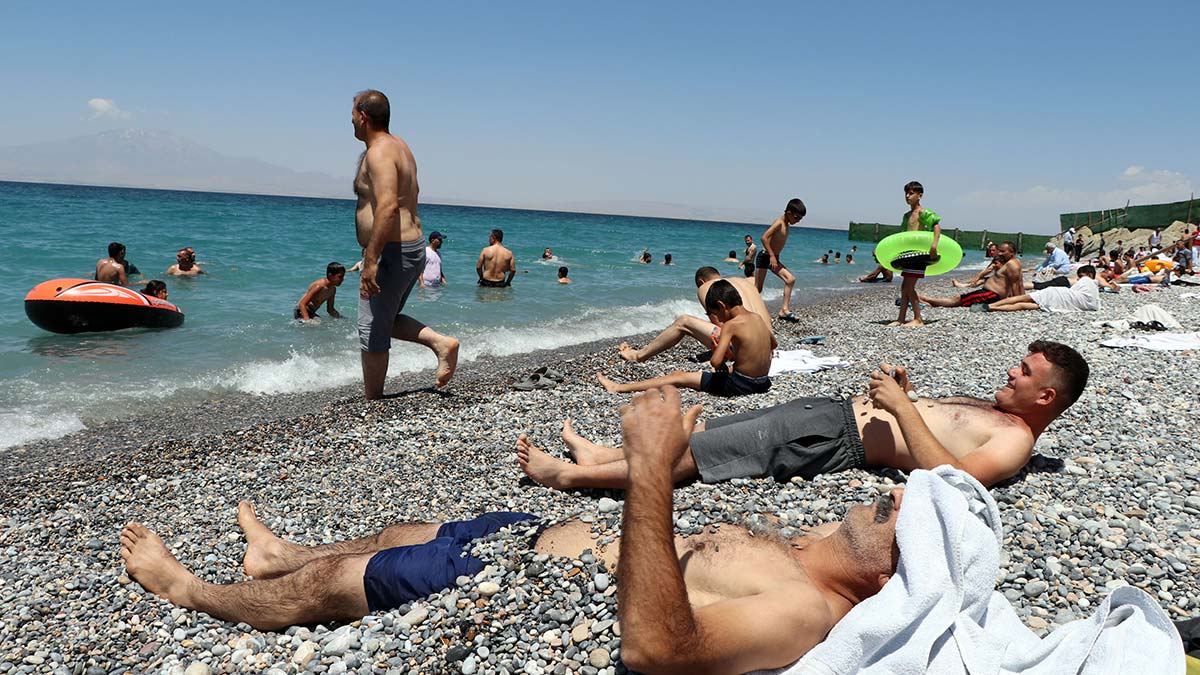 Van'ın mavi bayraklı plajında yoğunluk