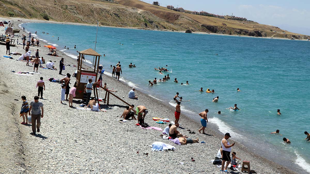 Van'ın mavi bayraklı plajında yoğunluk