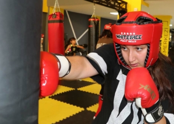 Vanlı kadınlar, şiddete karşı kick boks öğreniyor