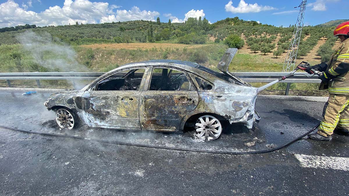 Yanan otomobilden son anda kurtuldular