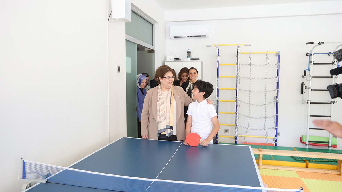 Yanık'tan Azerbaycan'da Otizm Merkezi'ne ziyaret