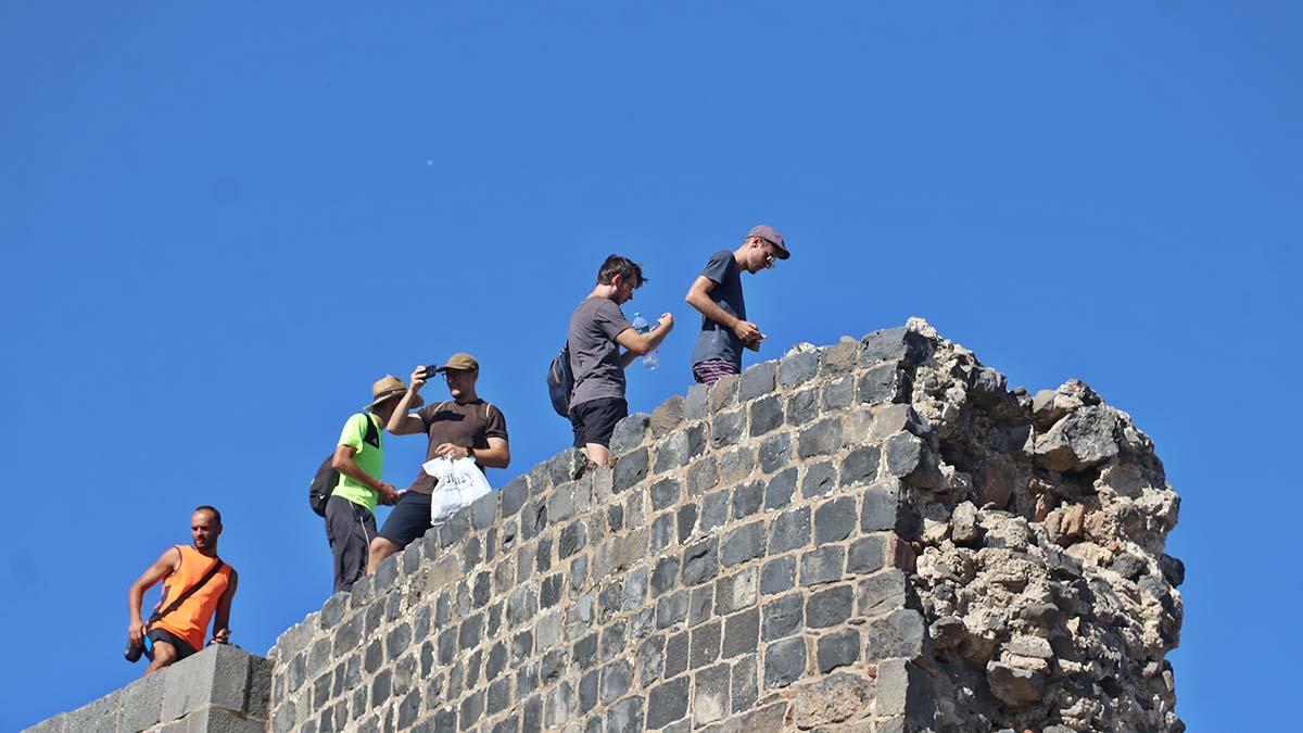 Yasağa rağmen 12 metrelik tarihi surlarda özçekim