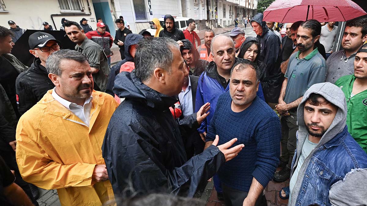 Yerlikaya'dan selden etkilenen Esenyurt'ta inceleme