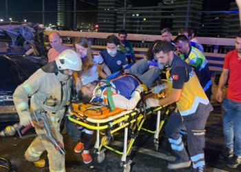 Yolda çalışan işçilere araç çarptı; 2 ölü 5 yaralı