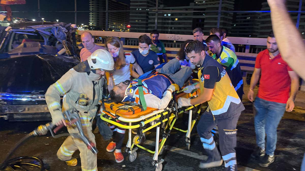 Yolda çalışan işçilere araç çarptı; 2 ölü 5 yaralı