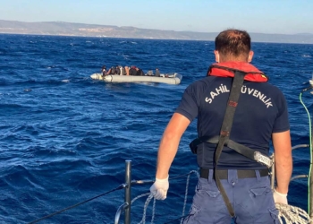 Yunanistan'ın ittiği lastik bottaki göçmenler kurtarıldı