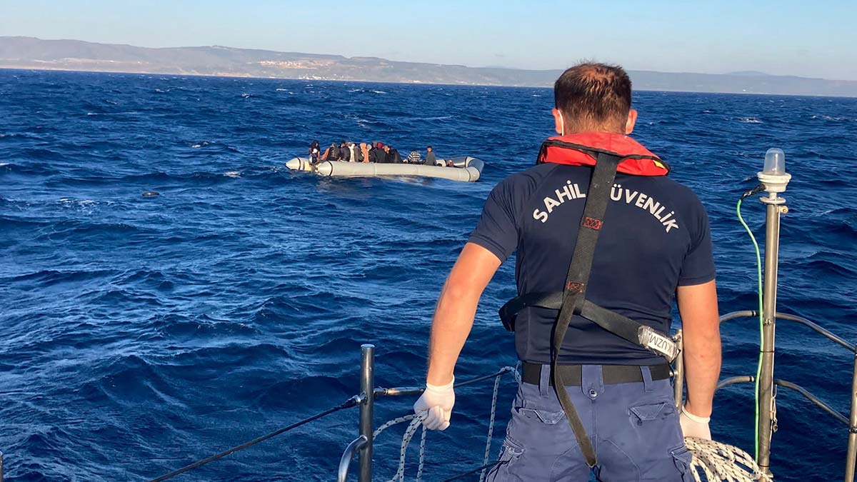 Yunanistan'ın ittiği lastik bottaki göçmenler kurtarıldı
