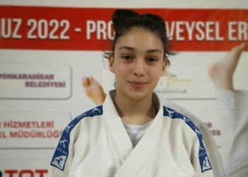 Yunusemre Belediyesporlu İkra Üzüm zirvede