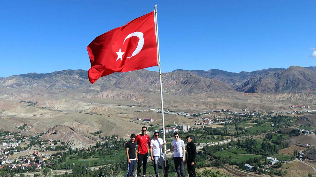 Zirveye tirmanip yipranan turk bayragini degistirdiler 1 - yerel haberler - haberton