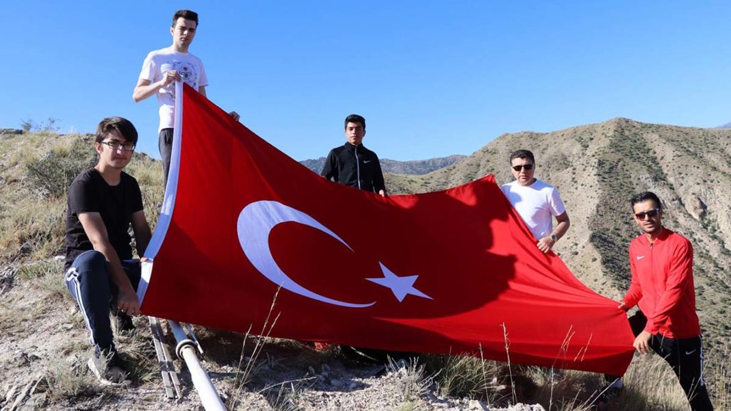 Zirveye tırmanıp yıpranan Türk bayrağını değiştirdiler