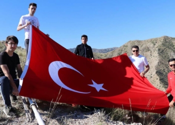 Zirveye tırmanıp yıpranan Türk bayrağını değiştirdiler