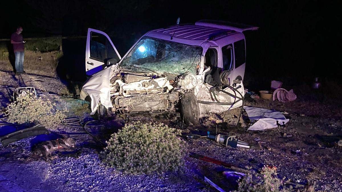 Adana'da hafif ticari araç ile otomobil çarpıştı: 2 ölü, 5 yaralı