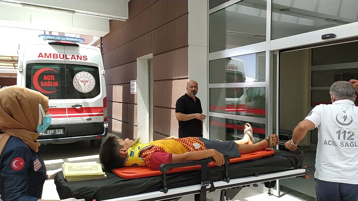 Adıyaman'da şarampole devrilen otomobilde 5 kişi yaralandı