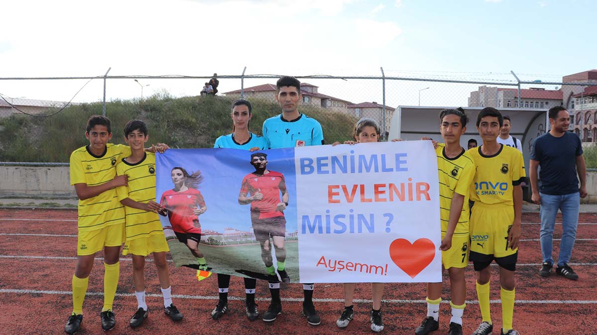 Hakemden meslektaşına evlilik teklifi