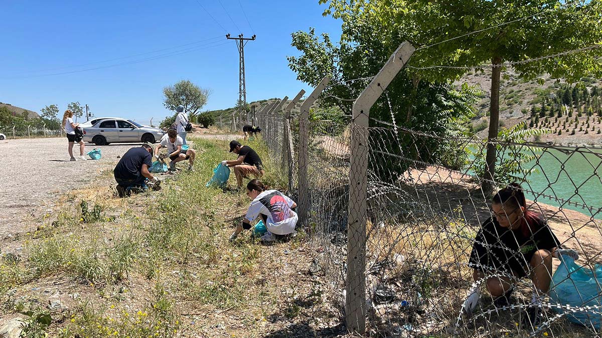 AHBAP üyesi gençler 97 torba çöp topladı