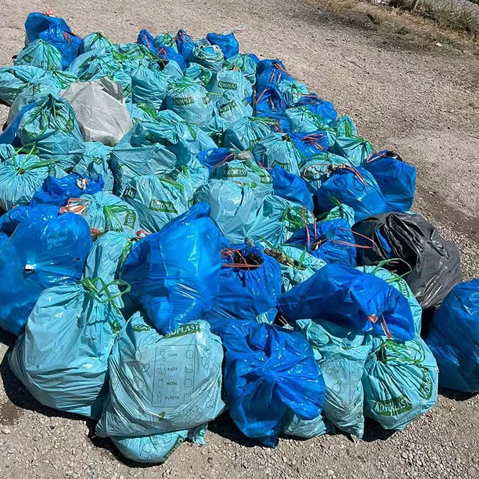 Ahbap üyesi gençler 97 torba çöp topladı