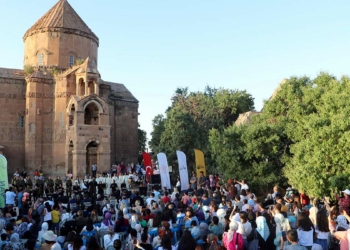 Antakya Medeniyetler Korosu Akdamar'da konser verdi
