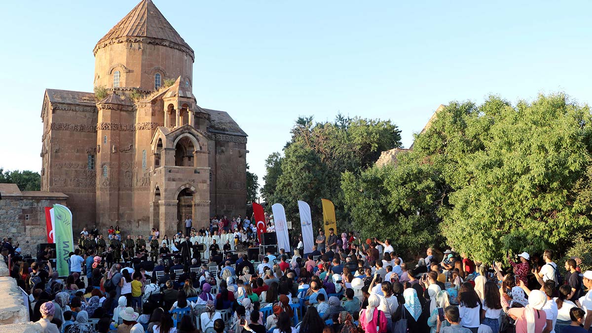 Antakya Medeniyetler Korosu Akdamar'da konser verdi
