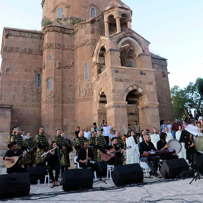 Antakya Medeniyetler Korosu Akdamar'da konser verdi