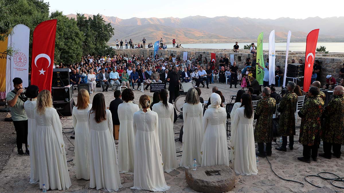 Van'da, kültür sanat etkinlikleri kapsamında Antakya Medeniyetler Korosu Akdamar Adası'nda konser verdi. Birçok dilde verilen konser, katılanlar tarafından büyük ilgiyle dinlendi.