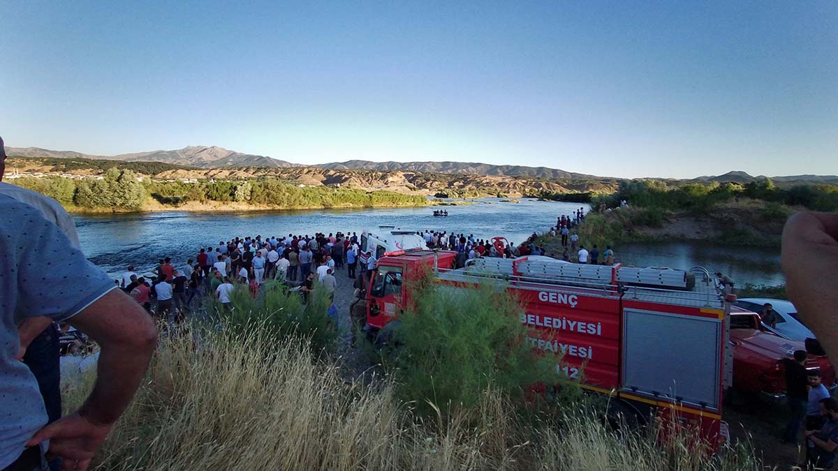 Akıntıya kapılan çocuğu kurtardı, kendisi boğuldu