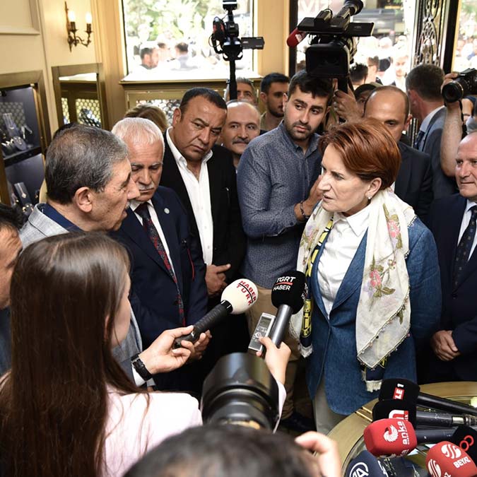 Meral Akşener Ankara'da esnafın derdini dinledi